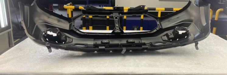 自動車用射出成形金型および射出成形金型。IMD/INS/TOMの統合プロセスには、金型の設計・開発、製造、射出成形、高圧成形、ならびに輪郭抜き・切断などが含まれます。
